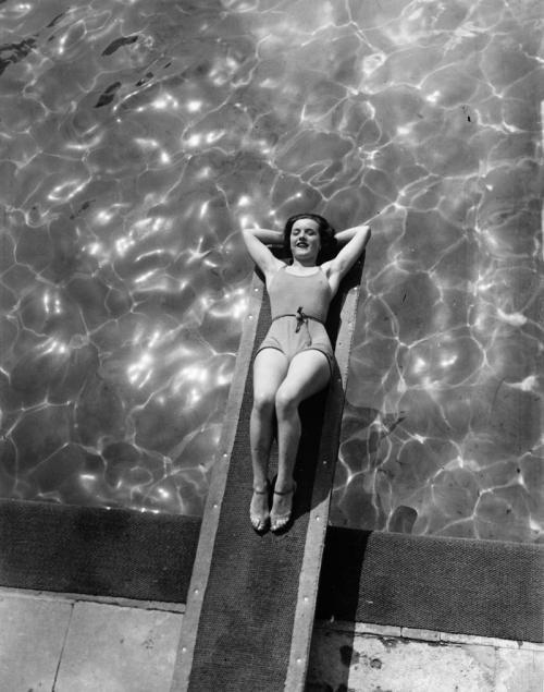 Qadın hovuzun tramplinində. London, 1950-ci illər