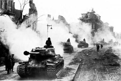 Berlin küçələrində sovet tankları, aprel 1945-ci il