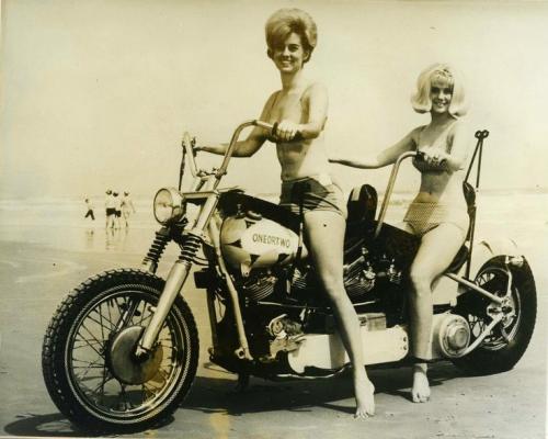 Çimərlikdə motosikletçilər, 1960-cı illər