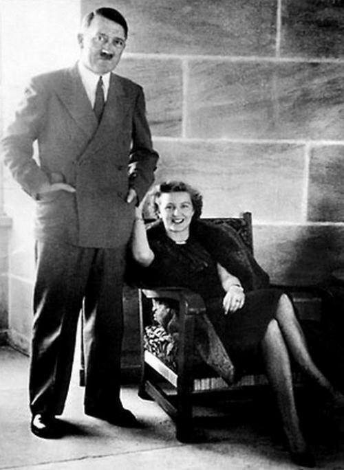 Adolf Hitler və Eva Braun. 1943-cü il