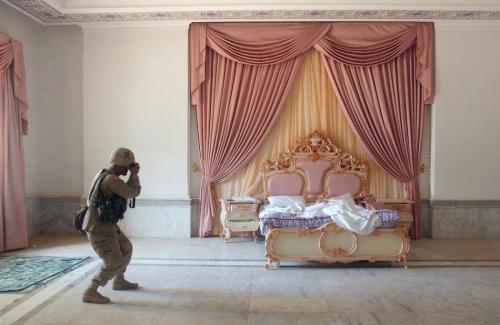 Amerika ordusunun serjantı Səddam Hüseynin prezident sarayındakı yataq otağının şəklini çəkir, 13 aprel 2003-cü il