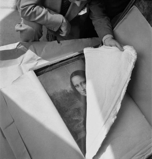 Əvvəlki yerinə qaytarılan Mona Liza, Luvr, İkinci dünya müharibəsindən sonra, 1945-ci il