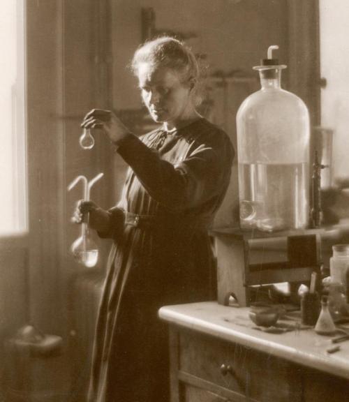 Mariya Küri öz laboratoriyasında