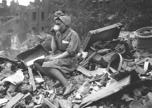 Almanların Londonu bombardman etməsindən sonra dağıntılar arasında oturub çayını içən bir qadın