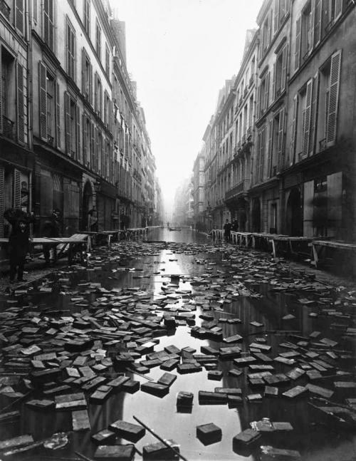 Kitablar, batmış Paris, 1910-cu il