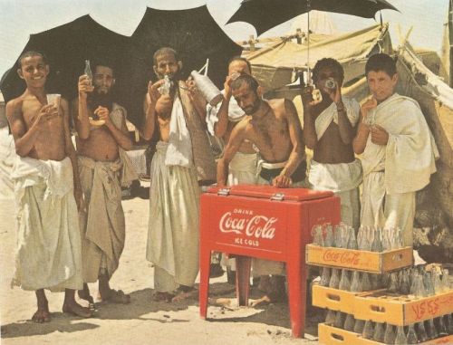 Zəvvarlar Məkkədə kola içir, 1953-cü il