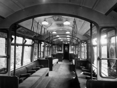 London metrosu vaqonunun interyeri, 1920-ci il