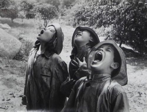Yağış yağan zaman uşaqlar, 1950-ci il