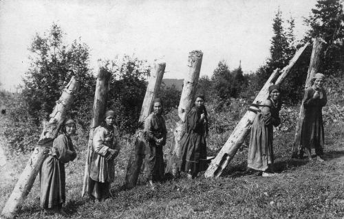Odun daşıyan qadınlar. Altay, 1913-cü il