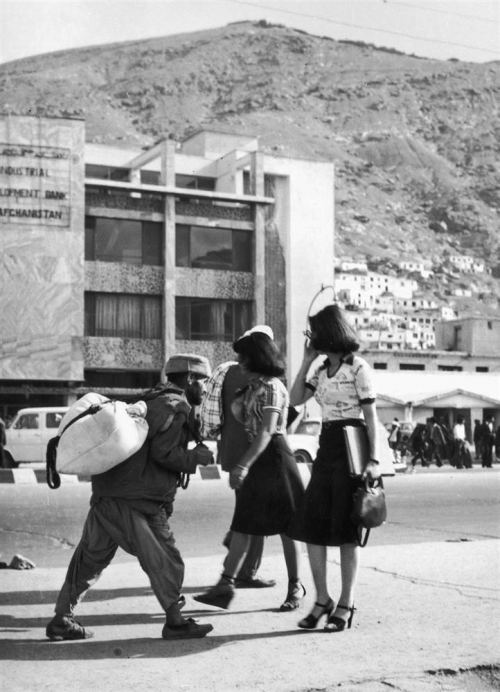 Qısa ətək və yüksək dabanlı ayaqqabılarda əfqan qadınları. Kabil, 1978-ci il