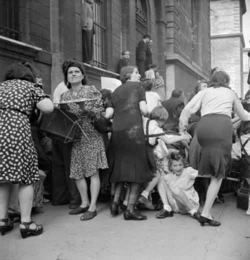 Paris qadınları almanların snayper atəşindən öz uşaqlarını qoruyurlar, 1944-cü il