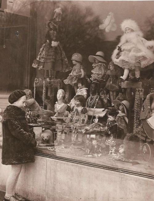 Uşaq mağazası vitrininə baxan uşaq, 1930-cu il