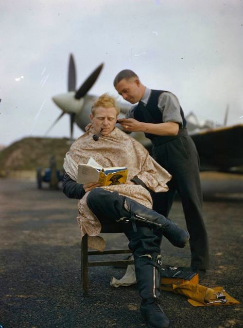 Britaniya pilotu uçuş fasiləsində saçını kəsdirir. Böyük Britaniya. 1942-ci il