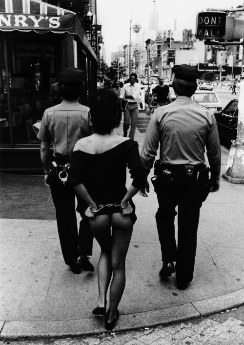 Polislər tərəfindən tutulan qadın, Nyu-York, 1981-ci il