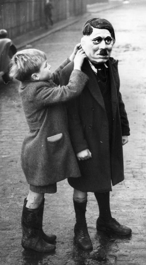 Uşaqlar Adolf Hitler maskasını taxırlar. London, 1938-ci il