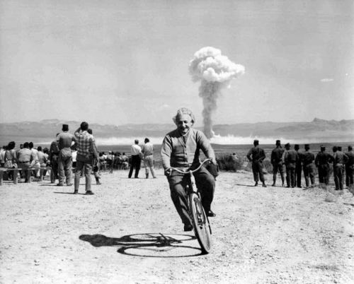 Albert Eynşteyn və atom bombasının partlayışı