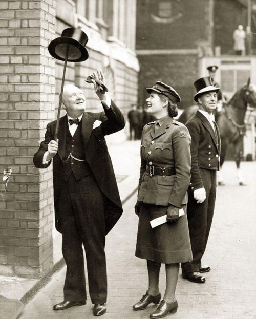 Uinston Çörçill qızı Meri ilə, London, 1943-cü il