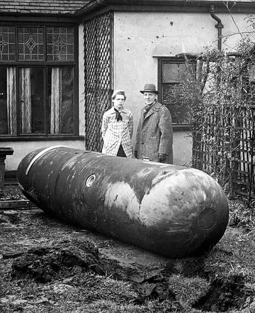 Evin bağında partlamamış alman bombası, Liverpul, 1940-cı il