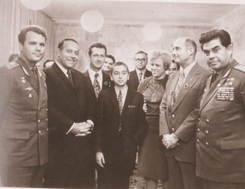 Heydər Əliyev oğlu İlhamla birlikdə sovet və amerikalı kosmonavtlarla görüşdə, 8 oktyabr 1973-cü il