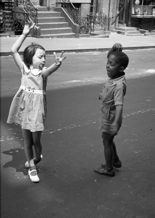 Uşaqlar küçədə rəqs edirlər, Nyu-York, 1940-cı il