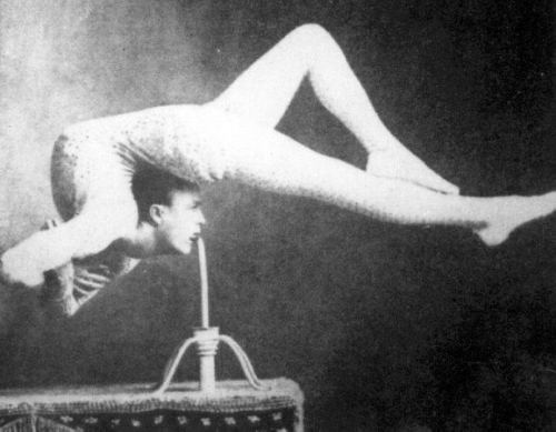Sirk akrobatı, 1900-cü il