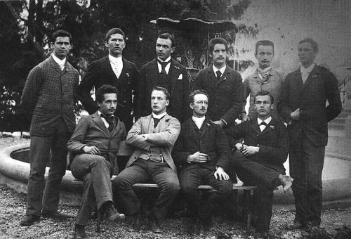 Albert Eynşteyn Aarau məktəbinin şagirdləri ilə birlikdə, soldan birinci oturan, İsveçrə