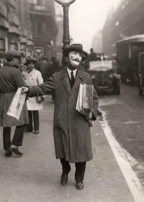 Qəzet satıcısı. Paris, 1929-cu il
