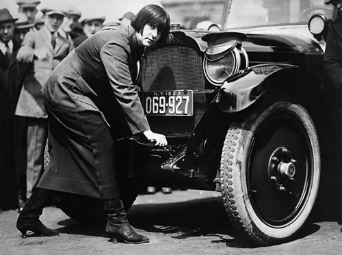Nyu-Yorkda ilk qadın taksi sürücülərindən biri, 1923-cü il