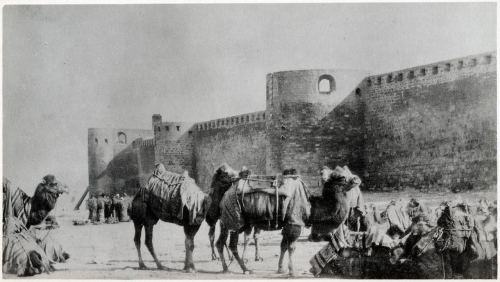 Qala divarları yaxınlığında dayanmış dəvə tacirləri. Bakı, 1898-ci il