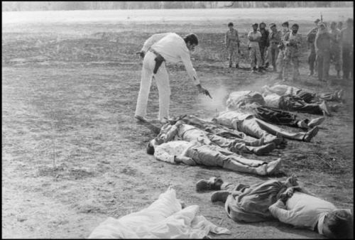 İran zabiti güllələnmiş kürd terrorçularını tamamilə öldürür. 1979-cu il