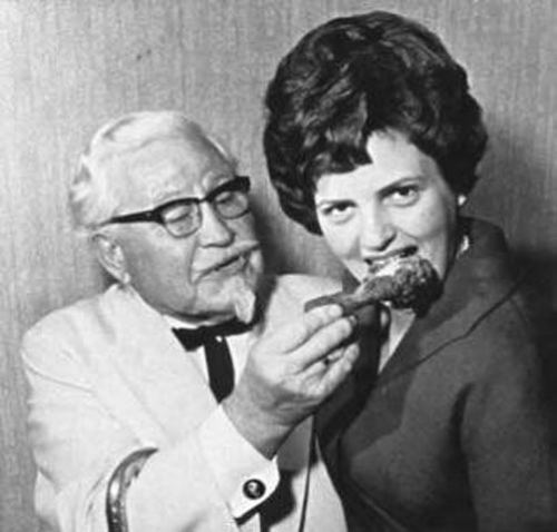 Kentucky Fried Chicken (KFC) şirkəti üçün reklam fotosu və şirkət qurucusu Harland Sanders