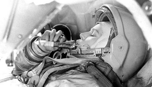 Valentina Tereşkova məşq zamanı kosmik yeməyi sınayır. SSRİ, 1963-cü il