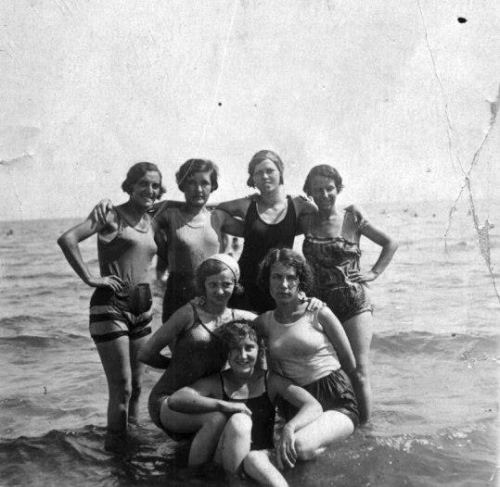 Şəhər çimərliyində bakılı qızlar, 1936-cı il