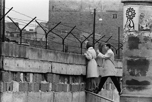 Qadın Berlin divarından boylanaraq öz anasıyla danışır, 1960-cı il