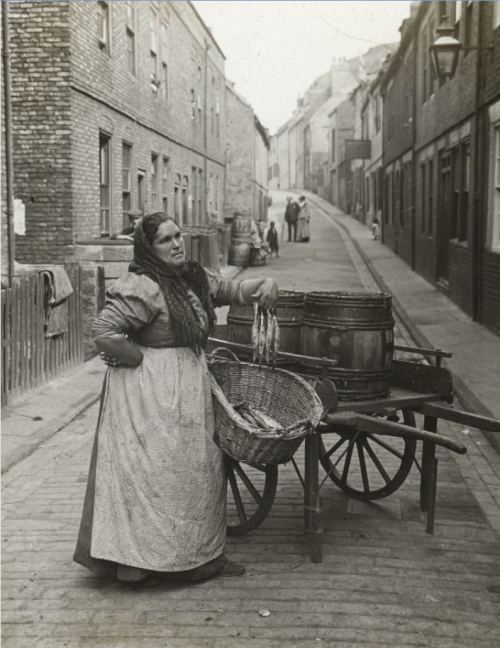 Qadın London küçəsində balıq satır, 1910-cu il