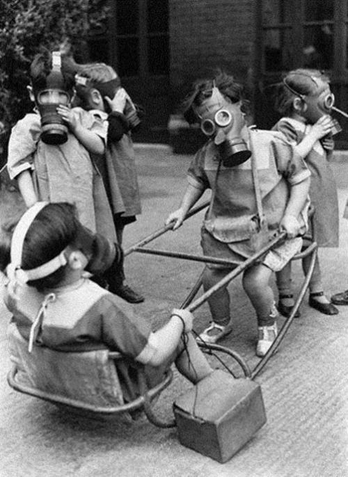 Uşaqlar əleyhqazlarla oynayırlar. London, 1941-ci il