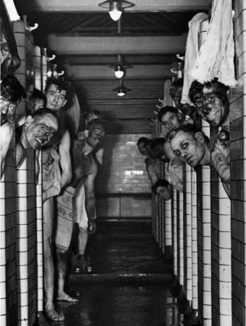 Şaxtaçılar növbədən sonra duş qəbul edirlər. 1940-cı il