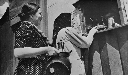 Evdar qadınlar ölkənin müdafiə ehtiyaclarının qarşılanması üçün metalları verirlər, 1941-ci il