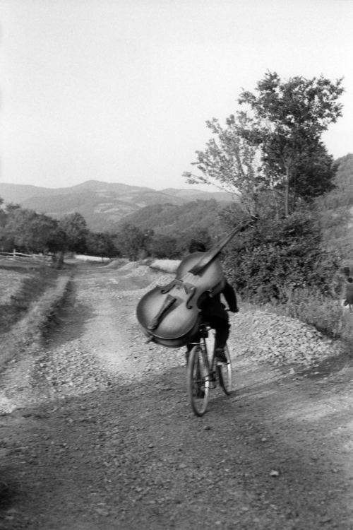 Yol boyunca konsertə gedən musiqiçi, Serbiya, 1965-ci il