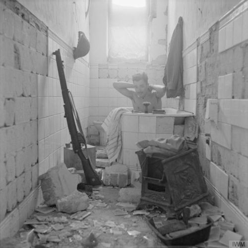 Britaniya əsgəri dağıdılmış evdə duş qəbul edir. Liviya, 1942-ci il