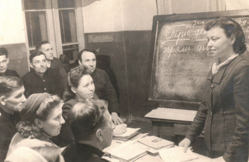 Axşam məktəbində rus dili dərsi, SSRİ, 1950-ci il