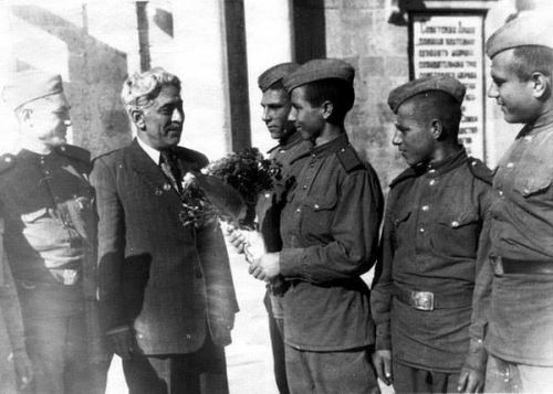Səməd Vurğun Naxçıvanda hərbçilərlə görüşdə, 1952-ci il