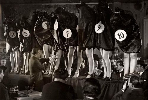 Paris klublarından birində ən gözəl ayaqlar müsabiqəsi, 1936-cı il