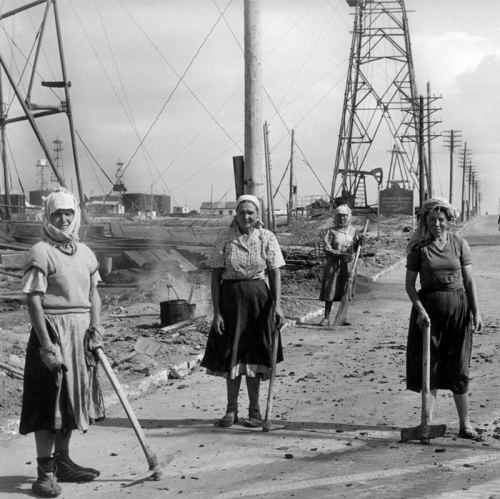 Bakı neft yataqlarında işçi qadınlar, 1956-cı il