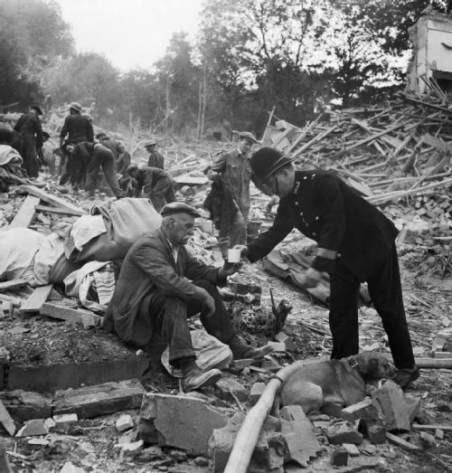 London polisi evi bombardman edilmiş kişiyə su verir, 1940-cı il