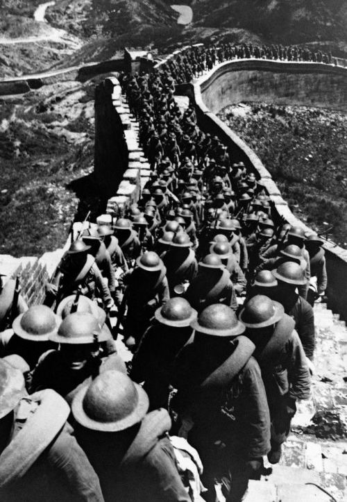 Çin əsgərləri Böyük Çin səddində yürüyüş edirlər, 1937-ci il