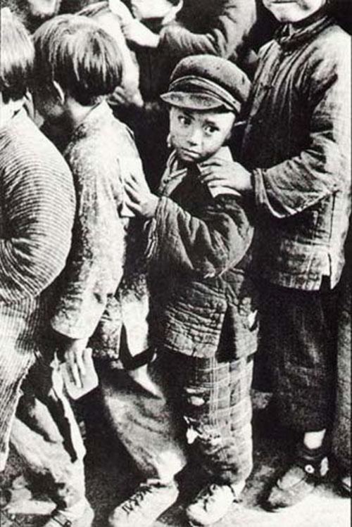 Aclıq çəkən insanların düyü üçün növbəsi, Çin, 1948-ci il