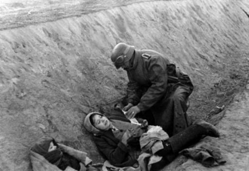 Alman əsgəri yaralı rus qıza kömək edir. İkinci dünya müharibəsi, 1941-ci il
