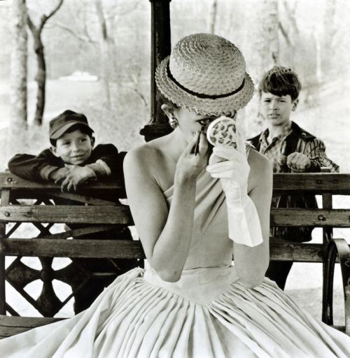 Mərkəzi parkda bəzənən qadın, Nyu-York, 1955-ci il