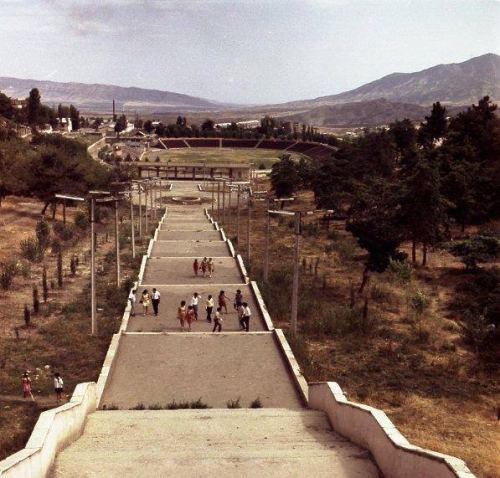 Şəhər stadionuna aparan pilləkənin ümumi görünüşü, Xankəndi. 1971-ci il